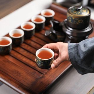 Bộ Ấm Chén Uống Trà Gốm Sứ Hoa Cẩm Đỏ - Sự Hòa Quyện Hoàn Hảo Giữa Nghệ Thuật Và Trà