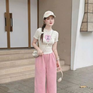 ￼Set đồ xinh áo thun viền ren thêu hình trái tim phối quần hồng kaki ống rộng thời trang dạo phố dành cho nữ