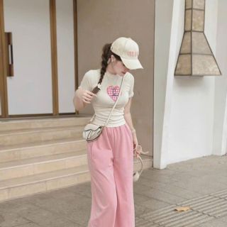 ￼Set đồ xinh áo thun viền ren thêu hình trái tim phối quần hồng kaki ống rộng thời trang dạo phố dành cho nữ