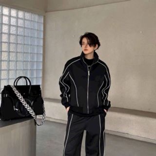 Áo khoác dù phối logo in. Chất dù xịn 2 lớp .2 size L và xl.chạy viền mí như hình.dây kéo phao chắc chắn. Áo khoác dù phối logo in. Chất dù xịn 2 lớp .2 size L và xl.chạy viền mí như hình.dây kéo phao chắc chắn.