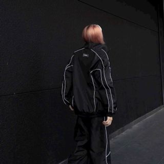 Áo khoác dù phối logo in. Chất dù xịn 2 lớp .2 size L và xl.chạy viền mí như hình.dây kéo phao chắc chắn. Áo khoác dù phối logo in. Chất dù xịn 2 lớp .2 size L và xl.chạy viền mí như hình.dây kéo phao chắc chắn.