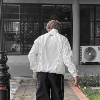 Áo khoác dù phối logo in. Chất dù xịn 2 lớp .2 size L và xl.chạy viền mí như hình.dây kéo phao chắc chắn. Áo khoác dù phối logo in. Chất dù xịn 2 lớp .2 size L và xl.chạy viền mí như hình.dây kéo phao chắc chắn.