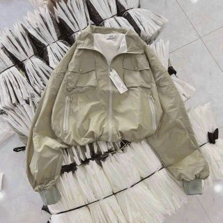 Áo khoác dù trượt nước dáng lửng 2 lớp, 2 túi ngực có nắp, dây rút lai 2 bên