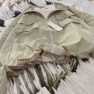 Áo khoác dù trượt nước dáng lửng 2 lớp, 2 túi ngực có nắp, dây rút lai 2 bên