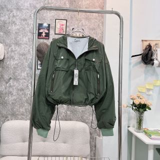 Áo khoác dù trượt nước dáng lửng 2 lớp, 2 túi ngực có nắp, dây rút lai 2 bên