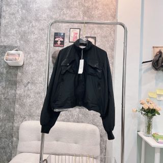 Áo khoác dù trượt nước dáng lửng 2 lớp, 2 túi ngực có nắp, dây rút lai 2 bên