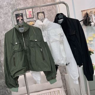 Áo khoác dù trượt nước dáng lửng 2 lớp, 2 túi ngực có nắp, dây rút lai 2 bên