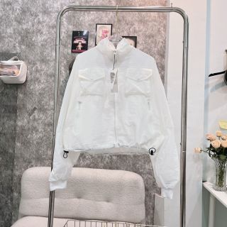 Áo khoác dù trượt nước dáng lửng 2 lớp, 2 túi ngực có nắp, dây rút lai 2 bên