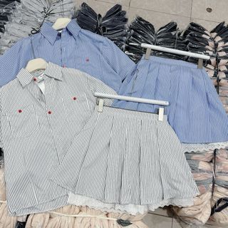 SET sơ mi sọc 2 túi nút đỏ kèm chân váy xếp ly ,có lót quần phối ren freesize dưới 55kg