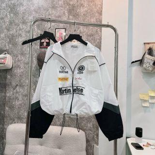 Áo khoác dù cổ bẻ phối màu, logo in MARTINE ROSE Chất dù xịn 2 lớp, dây rút lai Áo khoác dù cổ bẻ phối màu, logo in MARTINE ROSE Chất dù xịn 2 lớp, dây rút lai