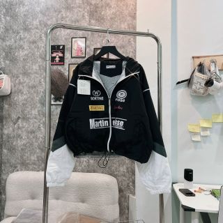 Áo khoác dù cổ bẻ phối màu, logo in MARTINE ROSE Chất dù xịn 2 lớp, dây rút lai Áo khoác dù cổ bẻ phối màu, logo in MARTINE ROSE Chất dù xịn 2 lớp, dây rút lai