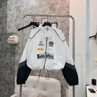 Áo khoác dù cổ bẻ phối màu, logo in MARTINE ROSE Chất dù xịn 2 lớp, dây rút lai Áo khoác dù cổ bẻ phối màu, logo in MARTINE ROSE Chất dù xịn 2 lớp, dây rút lai