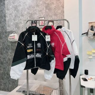 Áo khoác dù cổ bẻ phối màu, logo in MARTINE ROSE Chất dù xịn 2 lớp, dây rút lai Áo khoác dù cổ bẻ phối màu, logo in MARTINE ROSE Chất dù xịn 2 lớp, dây rút lai