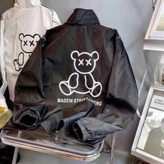 Áo khoác dù cổ bẻ in gấu phối viền tay Áo khoác dù cổ bẻ in gấu phối viền tay