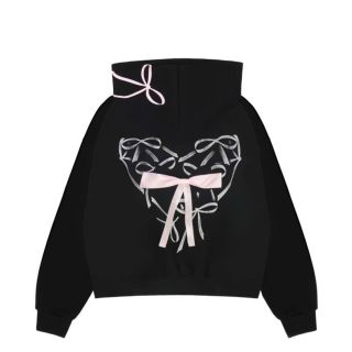 Áo khoác chất thun nỉ xuất khẩu dày mịn in nơ nón và lưng, thân sau đính nơ lụa, nón rộng 2 lớp vải chính, freeisze form rộng dưới 80kg Áo khoác chất thun nỉ xuất khẩu dày mịn in nơ nón và lưng, thân sau đính nơ lụa, nón rộng 2 lớp vải chính, freeisze form rộng dưới 80kg