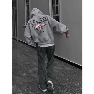 Áo khoác chất thun nỉ xuất khẩu dày mịn in nơ nón và lưng, thân sau đính nơ lụa, nón rộng 2 lớp vải chính, freeisze form rộng dưới 80kg Áo khoác chất thun nỉ xuất khẩu dày mịn in nơ nón và lưng, thân sau đính nơ lụa, nón rộng 2 lớp vải chính, freeisze form rộng dưới 80kg