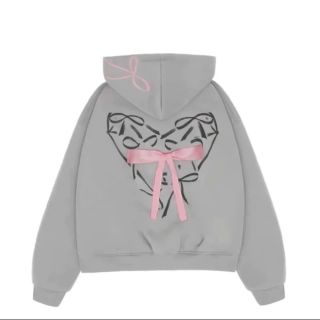 Áo khoác chất thun nỉ xuất khẩu dày mịn in nơ nón và lưng, thân sau đính nơ lụa, nón rộng 2 lớp vải chính, freeisze form rộng dưới 80kg Áo khoác chất thun nỉ xuất khẩu dày mịn in nơ nón và lưng, thân sau đính nơ lụa, nón rộng 2 lớp vải chính, freeisze form rộng dưới 80kg