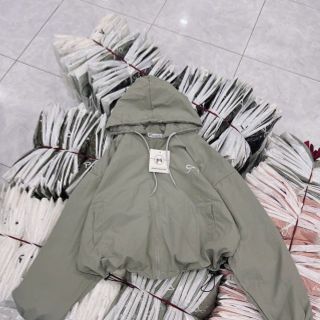 Áo khoác dù trượt nước mới về áo 2 lớp, nón 2 lớp.dáng lửng rộng.logo thêu nơ,có dây rút lai. Áo khoác dù trượt nước mới về áo 2 lớp, nón 2 lớp.dáng lửng rộng.logo thêu nơ,có dây rút lai.