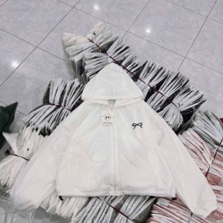 Áo khoác dù trượt nước mới về áo 2 lớp, nón 2 lớp.dáng lửng rộng.logo thêu nơ,có dây rút lai. Áo khoác dù trượt nước mới về áo 2 lớp, nón 2 lớp.dáng lửng rộng.logo thêu nơ,có dây rút lai.