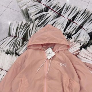 Áo khoác dù trượt nước mới về áo 2 lớp, nón 2 lớp.dáng lửng rộng.logo thêu nơ,có dây rút lai. Áo khoác dù trượt nước mới về áo 2 lớp, nón 2 lớp.dáng lửng rộng.logo thêu nơ,có dây rút lai.