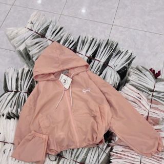 Áo khoác dù trượt nước mới về áo 2 lớp, nón 2 lớp.dáng lửng rộng.logo thêu nơ,có dây rút lai. Áo khoác dù trượt nước mới về áo 2 lớp, nón 2 lớp.dáng lửng rộng.logo thêu nơ,có dây rút lai.