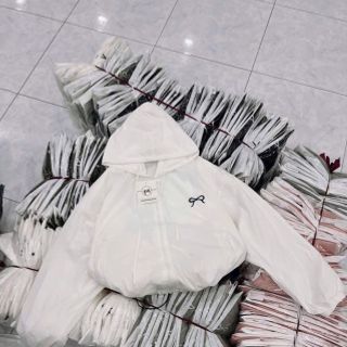 Áo khoác dù trượt nước mới về áo 2 lớp, nón 2 lớp.dáng lửng rộng.logo thêu nơ,có dây rút lai. Áo khoác dù trượt nước mới về áo 2 lớp, nón 2 lớp.dáng lửng rộng.logo thêu nơ,có dây rút lai.