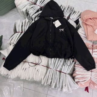 Áo khoác dù trượt nước mới về áo 2 lớp, nón 2 lớp.dáng lửng rộng.logo thêu nơ,có dây rút lai. Áo khoác dù trượt nước mới về áo 2 lớp, nón 2 lớp.dáng lửng rộng.logo thêu nơ,có dây rút lai.