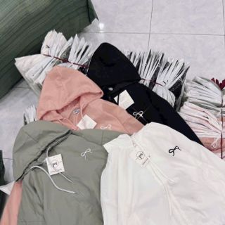 Áo khoác dù trượt nước mới về áo 2 lớp, nón 2 lớp.dáng lửng rộng.logo thêu nơ,có dây rút lai. Áo khoác dù trượt nước mới về áo 2 lớp, nón 2 lớp.dáng lửng rộng.logo thêu nơ,có dây rút lai.