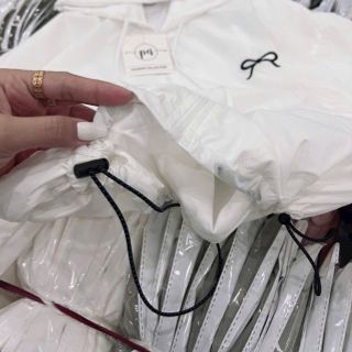 Áo khoác dù trượt nước mới về áo 2 lớp, nón 2 lớp.dáng lửng rộng.logo thêu nơ,có dây rút lai. Áo khoác dù trượt nước mới về áo 2 lớp, nón 2 lớp.dáng lửng rộng.logo thêu nơ,có dây rút lai.