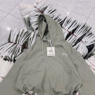 Áo khoác dù trượt nước mới về áo 2 lớp, nón 2 lớp.dáng lửng rộng.logo thêu nơ,có dây rút lai. Áo khoác dù trượt nước mới về áo 2 lớp, nón 2 lớp.dáng lửng rộng.logo thêu nơ,có dây rút lai.