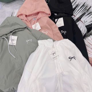 Áo khoác dù trượt nước mới về áo 2 lớp, nón 2 lớp.dáng lửng rộng.logo thêu nơ,có dây rút lai. Áo khoác dù trượt nước mới về áo 2 lớp, nón 2 lớp.dáng lửng rộng.logo thêu nơ,có dây rút lai.