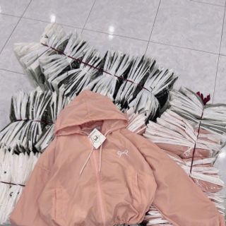 Áo khoác dù trượt nước mới về áo 2 lớp, nón 2 lớp.dáng lửng rộng.logo thêu nơ,có dây rút lai. Áo khoác dù trượt nước mới về áo 2 lớp, nón 2 lớp.dáng lửng rộng.logo thêu nơ,có dây rút lai.