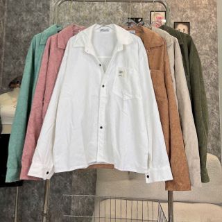 Áo khoác sơ mi nhung logo thêu mặt số túi ngực . Áo khoác sơ mi nhung logo thêu mặt số túi ngực .