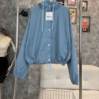 Áo khoác da lộn 1 lớp ,form 65kg.có dây rút lai. Áo khoác da lộn 1 lớp ,form 65kg.có dây rút lai.