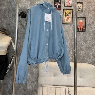 Áo khoác da lộn 1 lớp ,form 65kg.có dây rút lai. Áo khoác da lộn 1 lớp ,form 65kg.có dây rút lai.