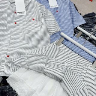 SET áo sơ mi sọc tay lỡ phối nút đỏ kèm chân váy xếp li lót ren Chất kate lụa sọc freesize dưới 55kg. SET áo sơ mi sọc tay lỡ phối nút đỏ kèm chân váy xếp li lót ren Chất kate lụa sọc freesize dưới 55kg.