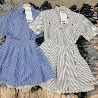 SET áo sơ mi sọc tay lỡ phối nút đỏ kèm chân váy xếp li lót ren Chất kate lụa sọc freesize dưới 55kg. SET áo sơ mi sọc tay lỡ phối nút đỏ kèm chân váy xếp li lót ren Chất kate lụa sọc freesize dưới 55kg.