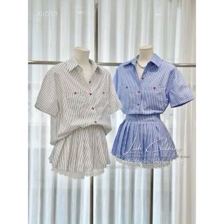 SET áo sơ mi sọc tay lỡ phối nút đỏ kèm chân váy xếp li lót ren Chất kate lụa sọc freesize dưới 55kg. SET áo sơ mi sọc tay lỡ phối nút đỏ kèm chân váy xếp li lót ren Chất kate lụa sọc freesize dưới 55kg.