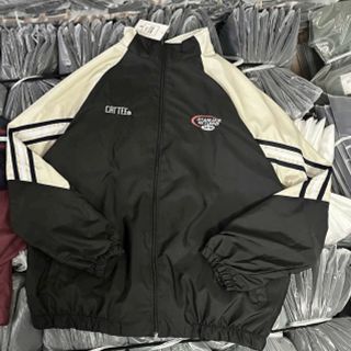 Áo khoác dù phối màu ,logo thêu. Chất dù xịn 2 lớp , có 2 size l và xl , thun lai . Áo khoác dù phối màu ,logo thêu. Chất dù xịn 2 lớp , có 2 size l và xl , thun lai .