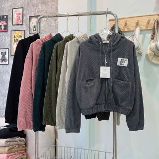 Áo khoác dáng lửng chất nhung gân thêu chữ All Good Fun Áo khoác dáng lửng chất nhung gân thêu chữ All Good Fun