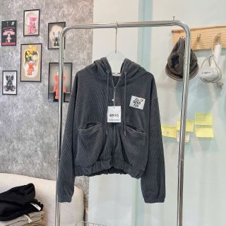 Áo khoác dáng lửng chất nhung gân thêu chữ All Good Fun Áo khoác dáng lửng chất nhung gân thêu chữ All Good Fun