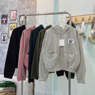 Áo khoác dáng lửng chất nhung gân thêu chữ All Good Fun Áo khoác dáng lửng chất nhung gân thêu chữ All Good Fun