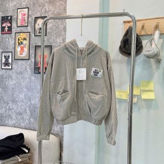 Áo khoác dáng lửng chất nhung gân thêu chữ All Good Fun Áo khoác dáng lửng chất nhung gân thêu chữ All Good Fun