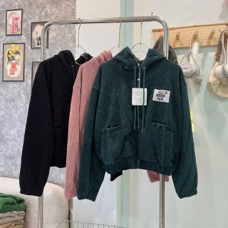 Áo khoác dáng lửng chất nhung gân thêu chữ All Good Fun Áo khoác dáng lửng chất nhung gân thêu chữ All Good Fun