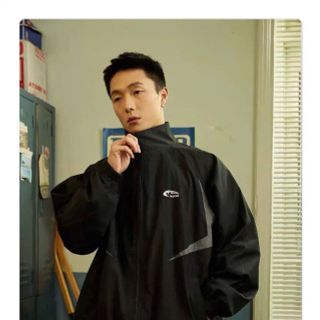 Áo khoác dù 2 lớp in chữ REOCHA phong cách Áo khoác dù 2 lớp in chữ REOCHA phong cách