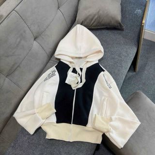 Áo khoác dáng lửng phối 2 màu thêu chữ nhiều 2 bên vai, chất nỉ PC dày mịn freesize dưới 55kg Áo khoác dáng lửng phối 2 màu thêu chữ nhiều 2 bên vai, chất nỉ PC dày mịn freesize dưới 55kg