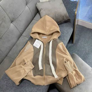 Áo khoác dáng lửng phối 2 màu thêu chữ nhiều 2 bên vai, chất nỉ PC dày mịn freesize dưới 55kg Áo khoác dáng lửng phối 2 màu thêu chữ nhiều 2 bên vai, chất nỉ PC dày mịn freesize dưới 55kg