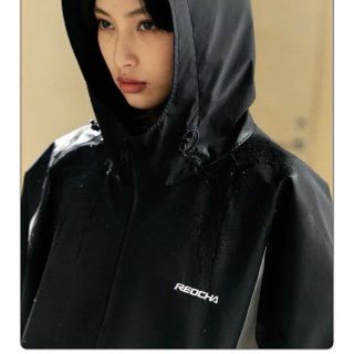 Áo khoác dù in chữ REDCHA form rộng, có túi trong Áo khoác dù in chữ REDCHA form rộng, có túi trong