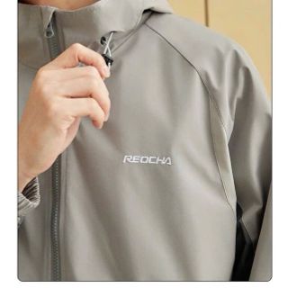 Áo khoác dù in chữ REDCHA form rộng, có túi trong Áo khoác dù in chữ REDCHA form rộng, có túi trong