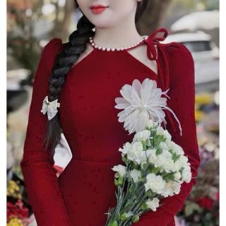 áo dài đỏ cách tân cổ yếm đính cườm xinh xắn .. áo dài đỏ cách tân cổ yếm đính cườm xinh xắn ..